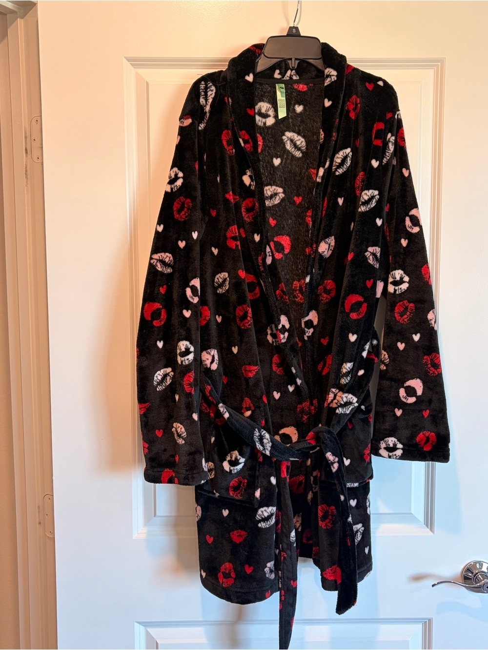 Honeydew lips print black fleece robe